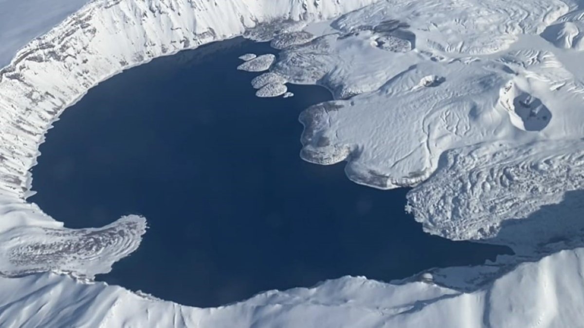 Burası Alpler değil! İniş yapan uçağın manzarası mest etti: Nemrut Krater Gölü beyaz gelinliğiyle büyüledi