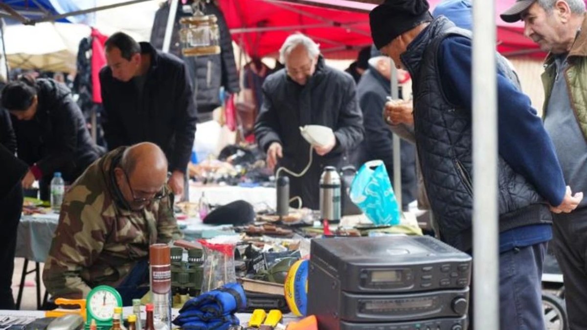 Ankara'nın nostaljik pazarı: Profesör de burada gariban da! İtfaiye Meydanı Bit Pazarı koleksiyonerlerin akınına uğruyor