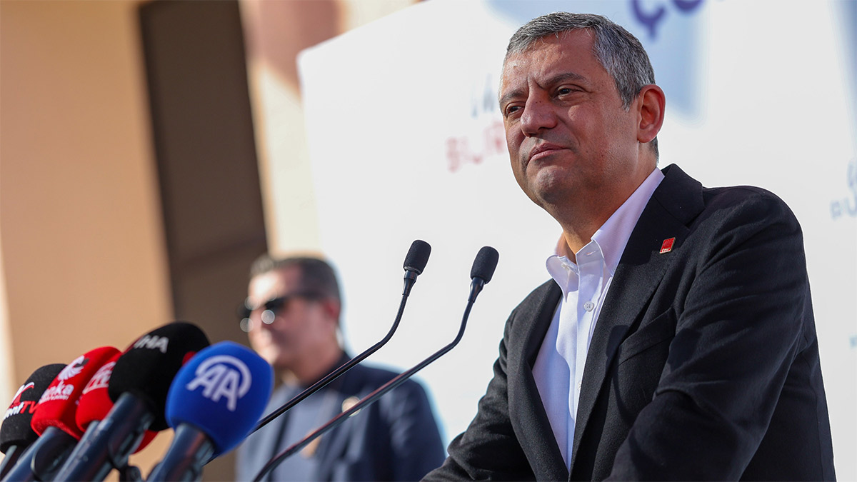 Özel'den iktidara emekli maaşı tepkisi: Emekliye 20 bin lira veriyor kendi 20 milyon liralık saat takıyor