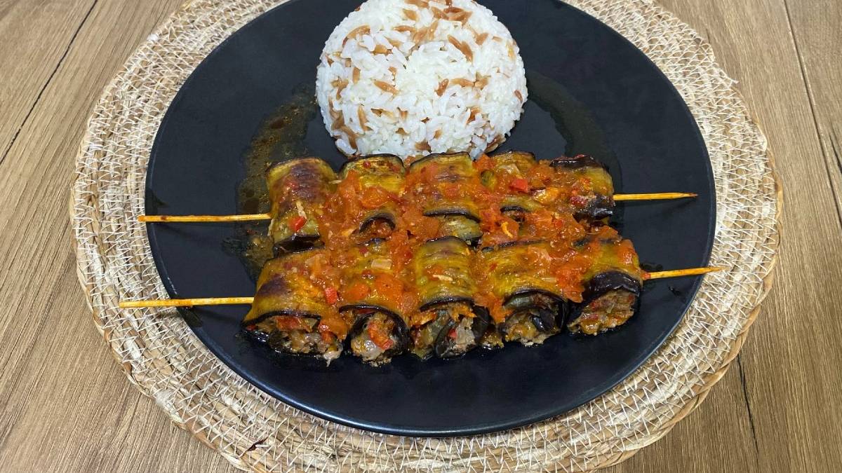 Sofraların en şık misafiri: Fırında etli patlıcan sarma