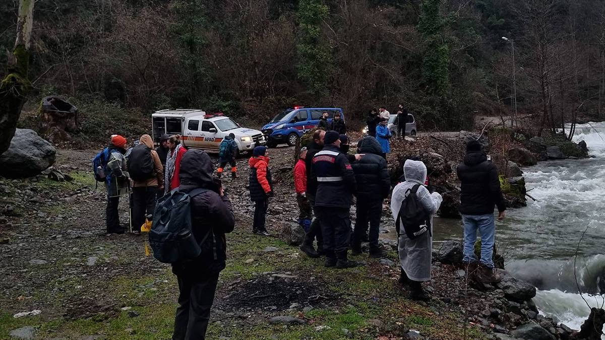 Yalova'da derenin debisi yükseldi: Mahsur kalan 19 kişi kurtarıldı