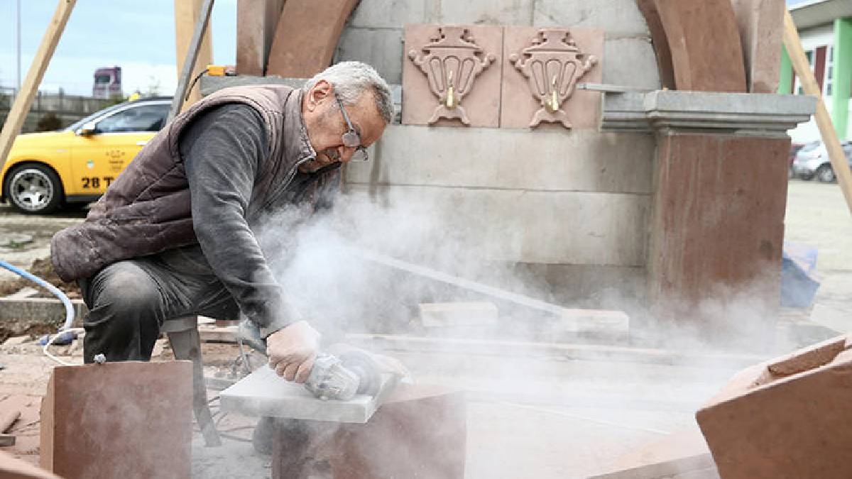 Cami inşaatına yardımla başladı yeni işi oldu! Kendi imkanlarıyla öğrendi: 12 yılda 164 tanesine imzasını attı