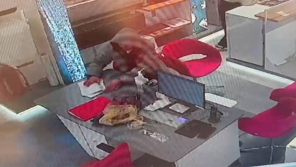 İş başvurusu için girdiği mağazada müdürün telefonunu çaldı: O anlar kamerada