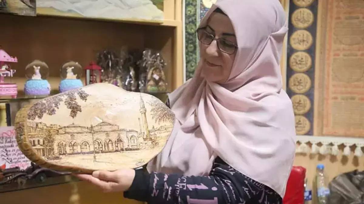 İstanbul’u bıraktı memleketine yerleşti! Sanatını mutlulukla icra ediyor, ahşapları dağlıyor