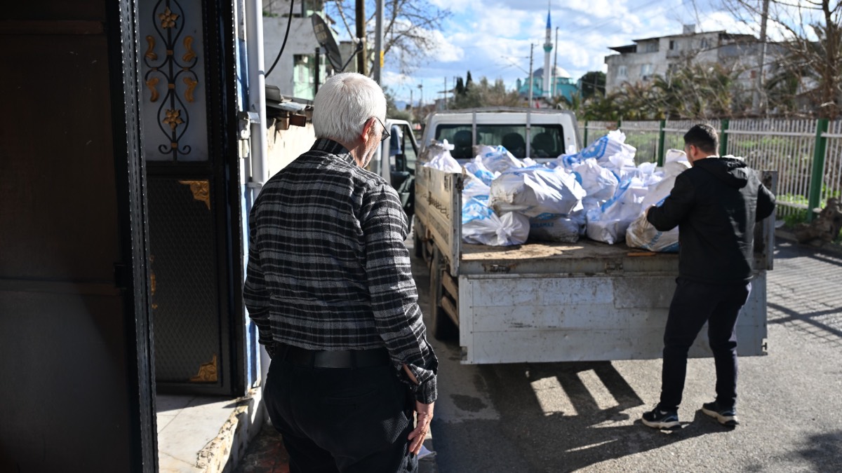 Manisa Büyükşehir'den ihtiyaç sahiplerine yakacak desteği