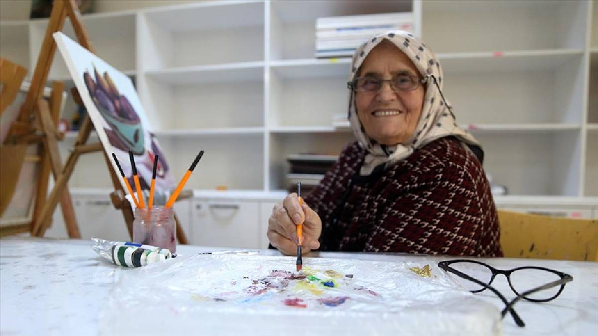 Eğitim aşkı asla bitmiyor! 81 yaşında kurs kurs geziyor, gençlere taş çıkarıyor