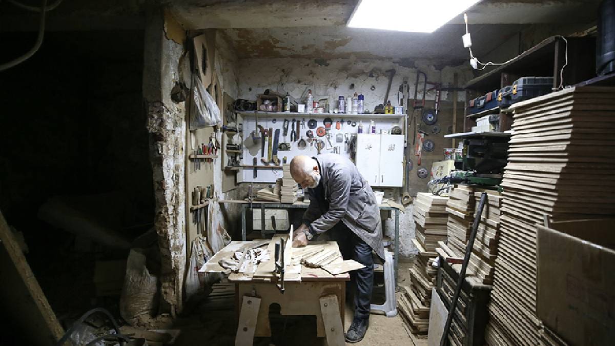 Ömrünün 53 yılını adadı! Gürgen ve meşe ağaçlarını özel siparişle işliyor: 33 yıldır aynı dükkanda alın teri döküyor