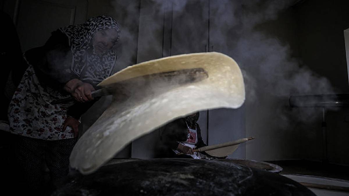 Annelerinden öğrendikleri tariflerle geleneği sürdürüyorlar: El emeğiyle pişiyor, kadınların geliri oluyor