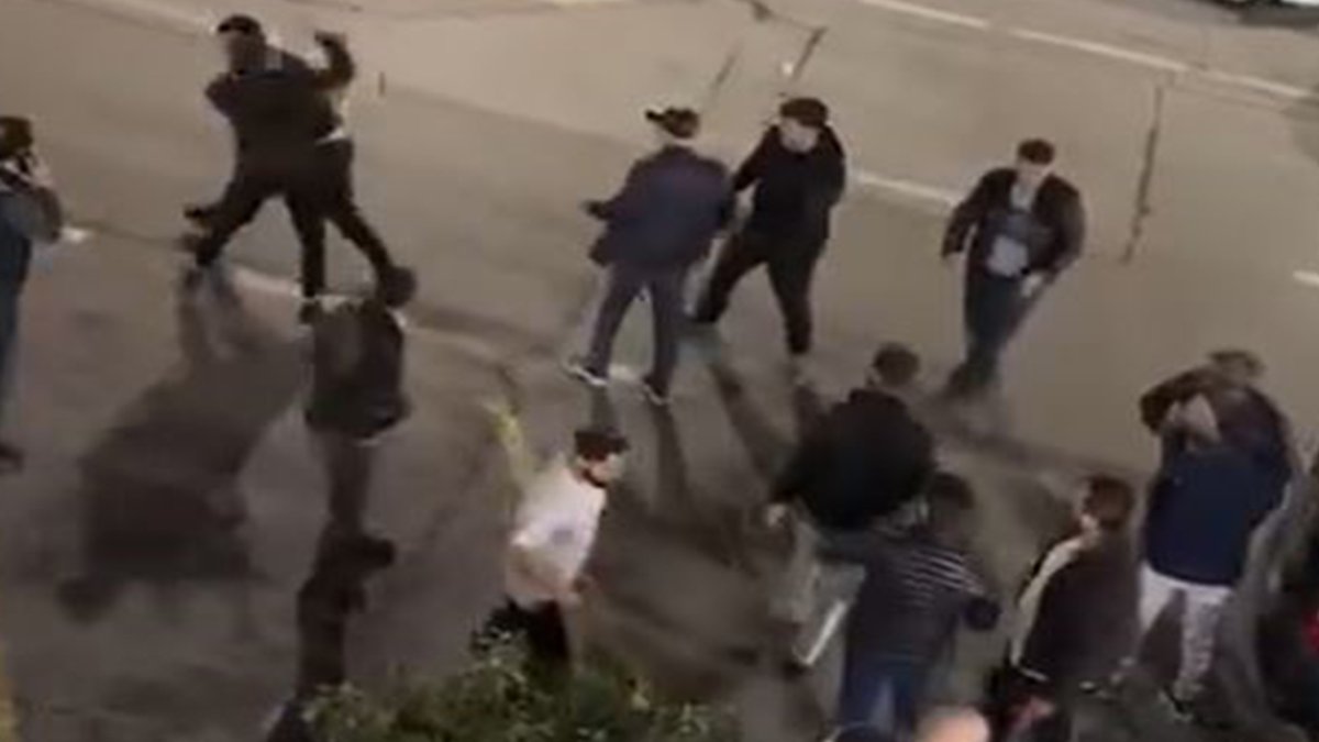 Sokak ortasında meydan kavgası! Beylikdüzü’nde arkadaş grubu birbirine girdi: O anlar saniye saniye kameraya yansıdı