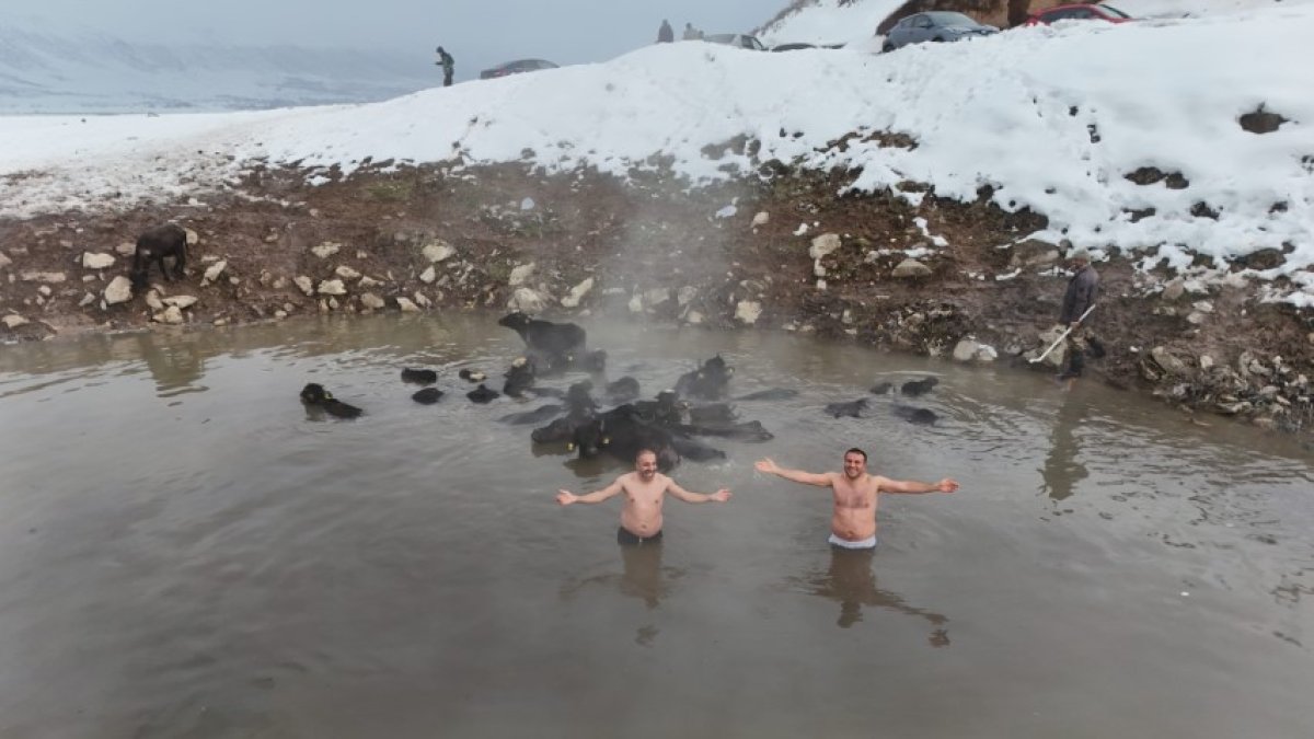 Karlar ortasında spa keyfi! Resmen doğanın mucizesi: Eksi 25 derecede 40 derecelik suda yüzüyorlar