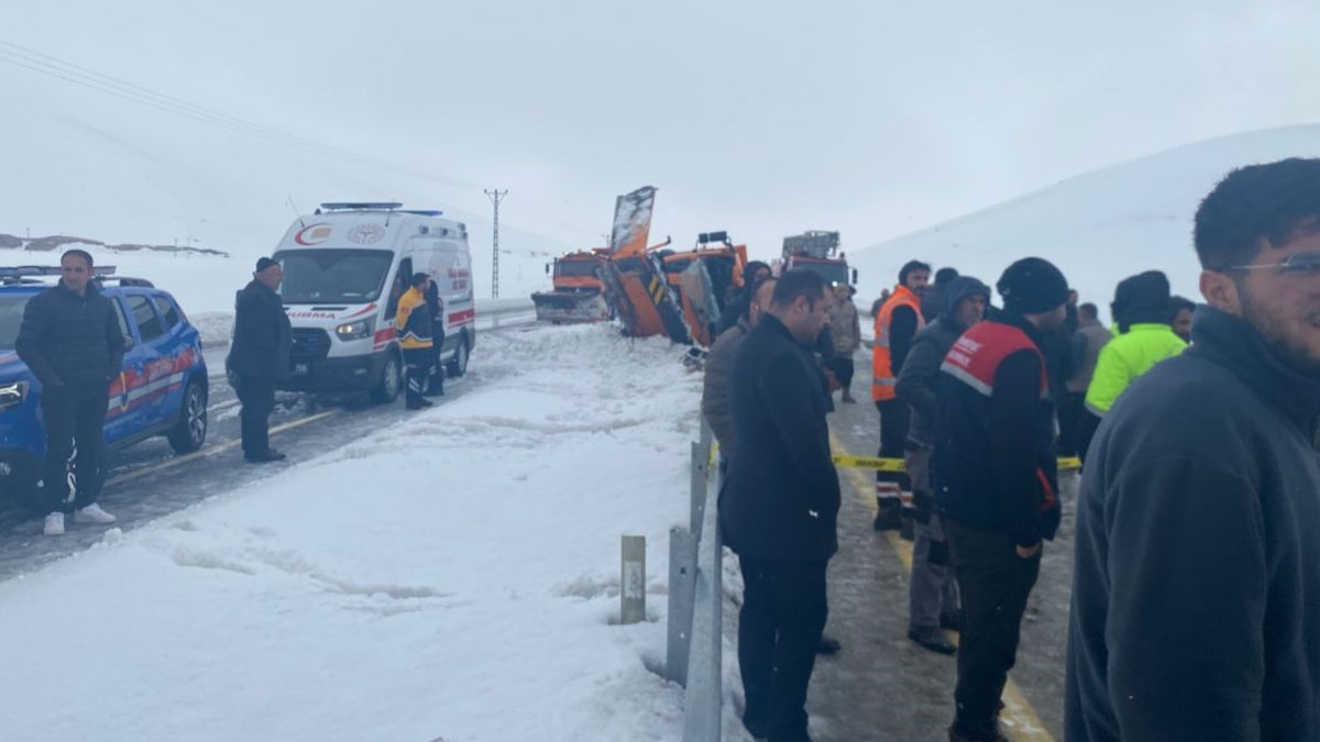 Van'da Tendürek Geçidi'nde kar küreme aracı devrildi: 2 ölü
