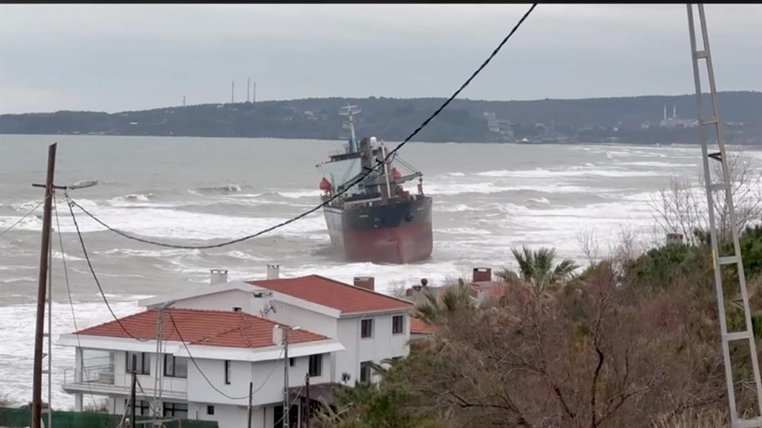 Sarıyer açıklarında karaya oturan kargo gemisi tahliye edildi