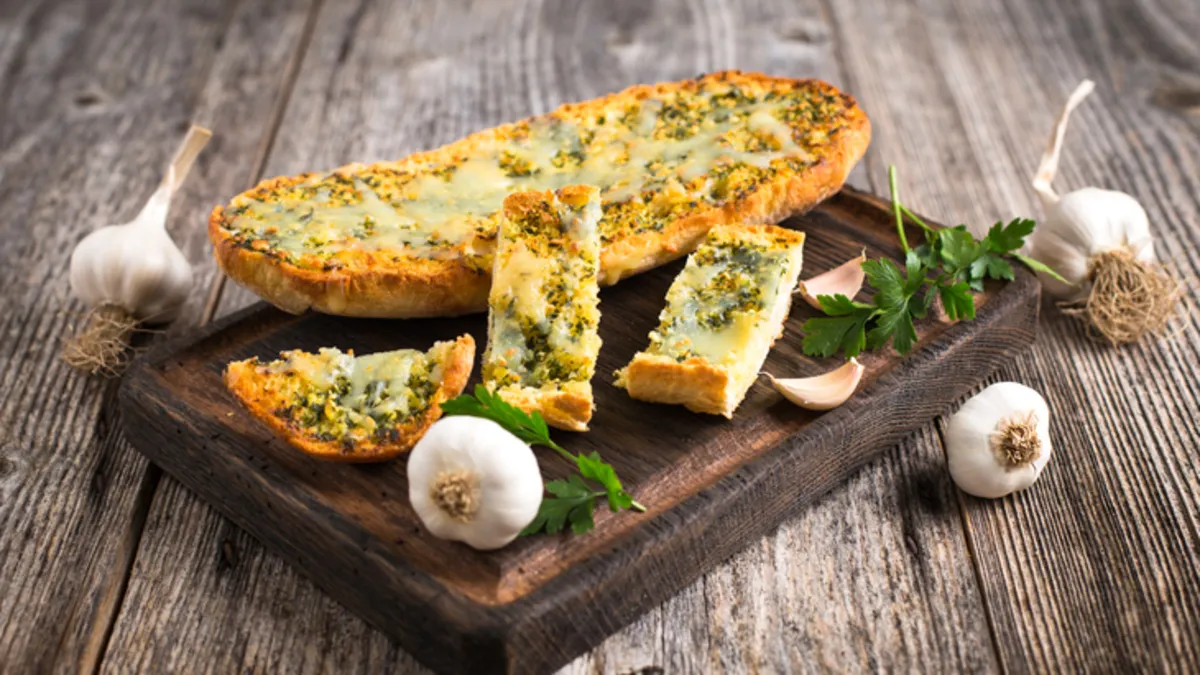 Bu kokuya kimse dayanamıyor! Evde sarımsaklı ekmek nasıl yapılır?