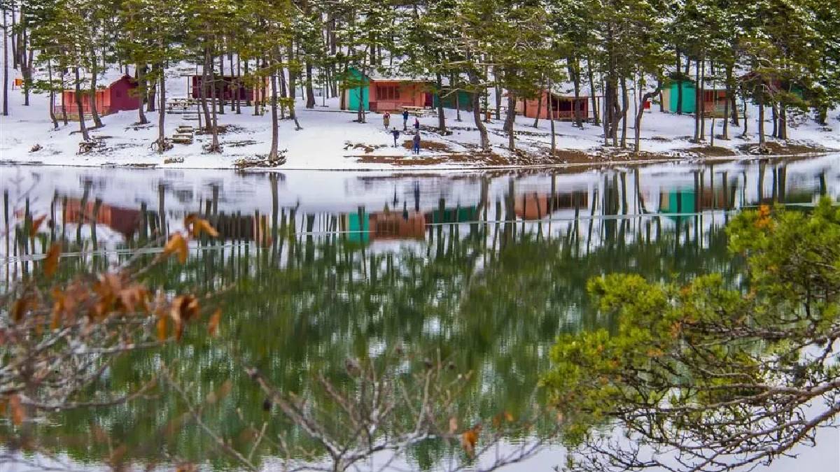 Bu gölü gören dönüp bir daha bakıyor! Türkiye’nin ‘Aynaya dönüşen gölü’: Şifalı suyu hayran bırakıyor