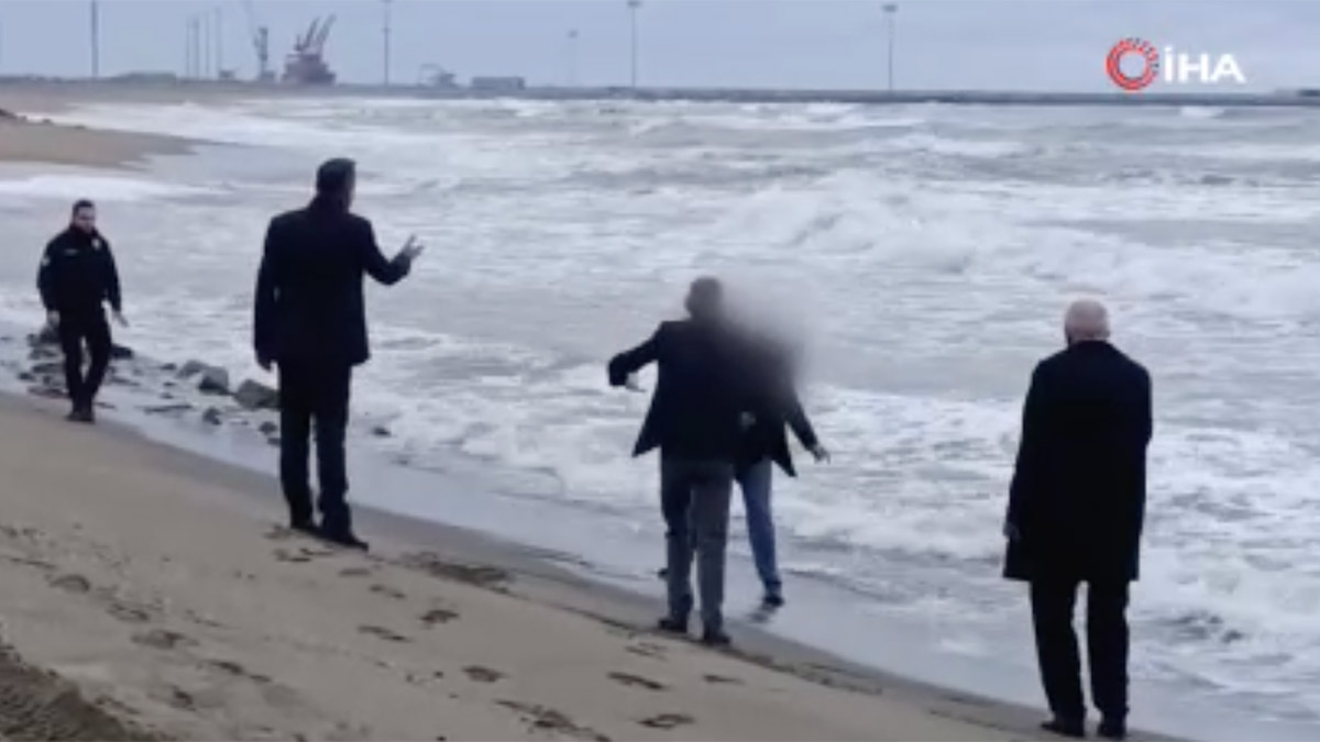 Sahilde gergin anlar! Kızını göremediğini iddia eden baba denize atlamaktan vazgeçirildi