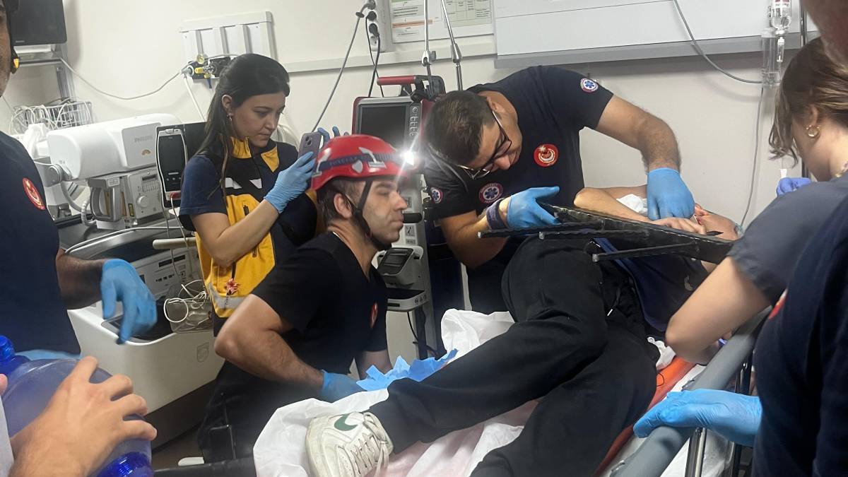 Türkiye’de bir ilk: İzmir İtfaiyesi paramedikleri, yüksek riskli vakalarda cerrahi hassasiyetle müdahale ederek hayat kurtarıyor