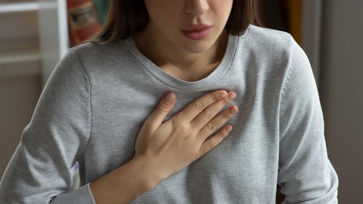 Göğüste batma hissi kalp krizi belirtisi mi? Prof. Dr. Mustafa Güden uyardı