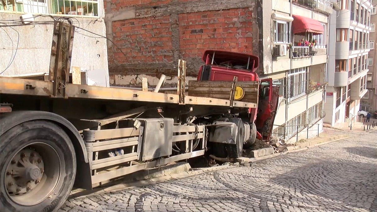 Beşiktaş'ta faciadan dönüldü! Yokuş aşağı kayan tır bir binaya çarptı