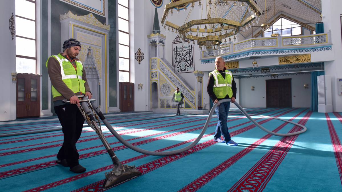 Bursa’daki camilerde ramazan temizliği