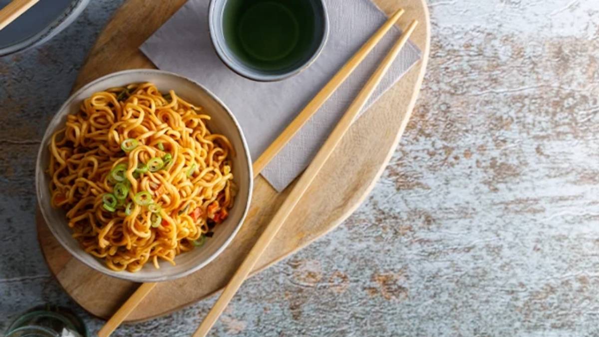 Marketten almaya son! Evde daha sağlıklı ve lezzetli yapma zamanı: İşte soya soslu noodle tarifi