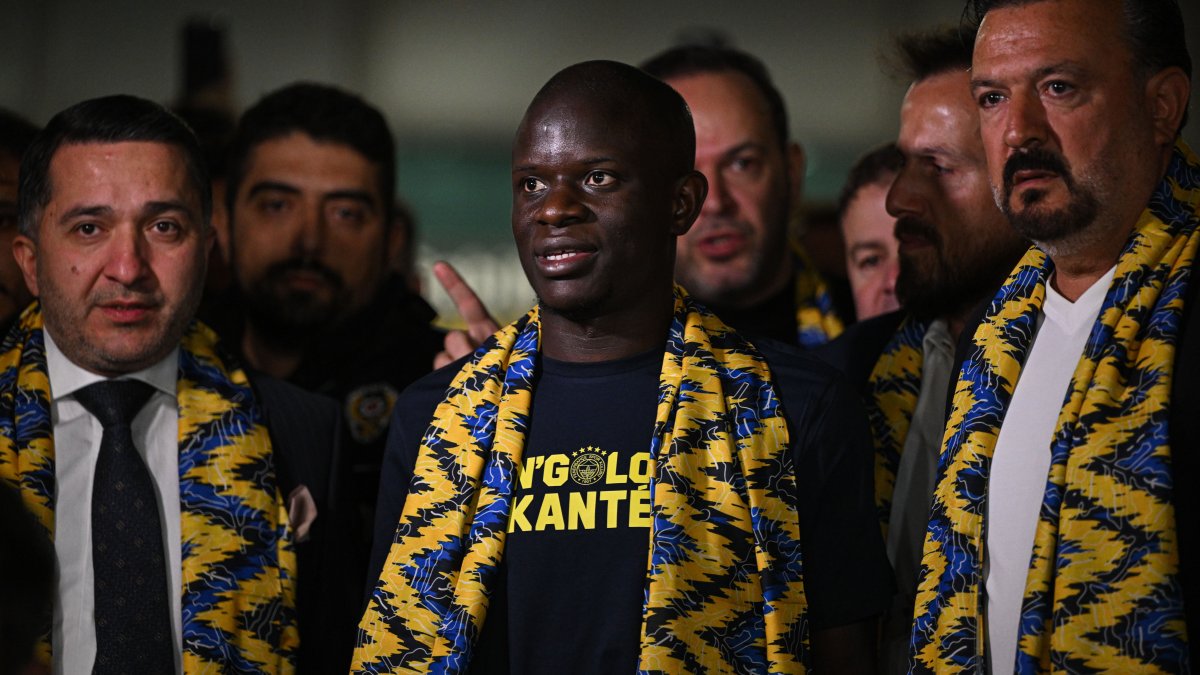 N'Golo Kante Fenerbahçe için İstanbul'da: Sarı-lacivertli taraftarlar Fransız yıldızı havalimanına akın etti