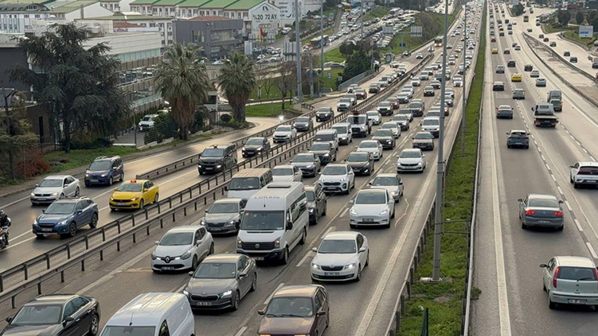 İstanbul'da bazı bölgelerde trafik yoğunluğu yaşanıyor