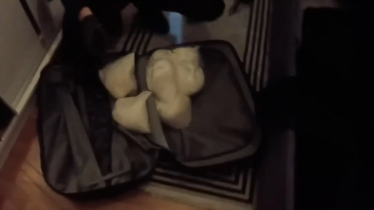 Bahçelievler'de bir eve uyuşturucu baskını: Valizden 18 kilo metamfetamin çıktı