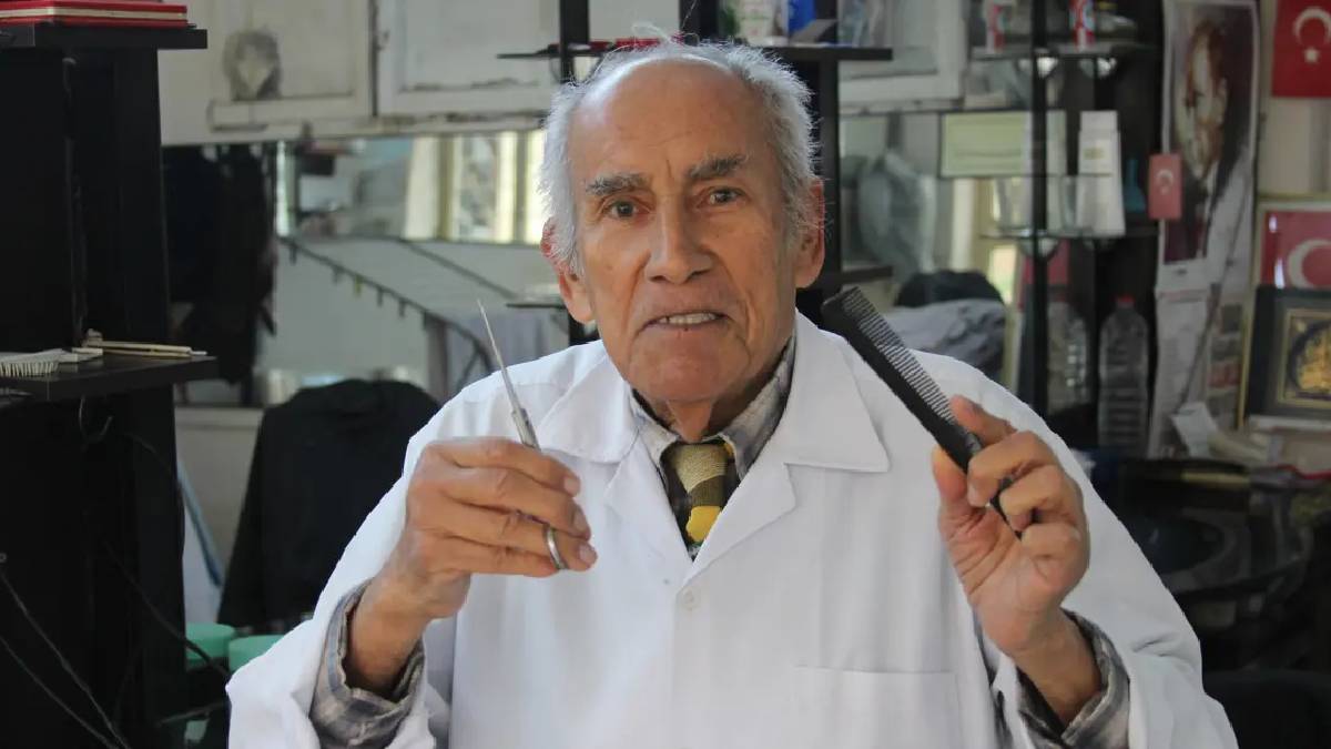 14 yaşında eline aldı bir daha bırakmadı! 66 yıldır bitmeyen meslek aşkı: Hala ilk günkü tutkuyla tıraş ediyor