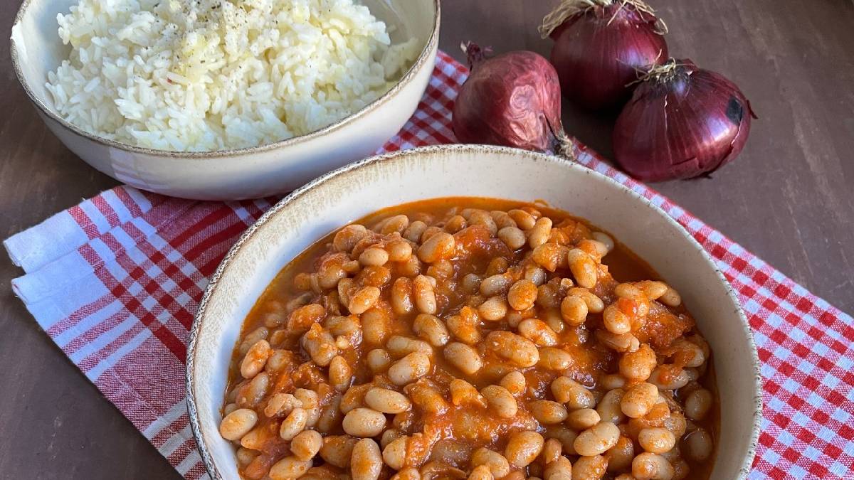 ‘Doğal beslenin’ diyerek önerdi! Kışın bağışıklığı güçlendiren en etkili besin: Kuru fasulye yanına bir de soğan