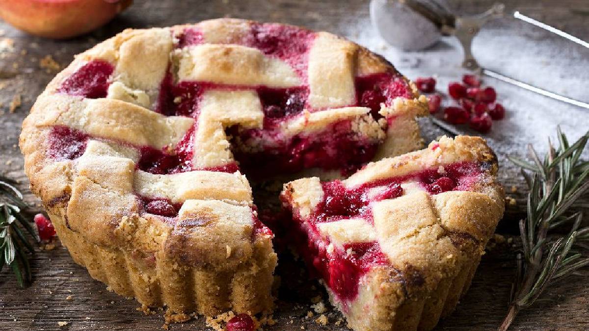 Kış meyvesini tatlandırın! Sofralar onunla renklenecek: Narlı turta tarifi