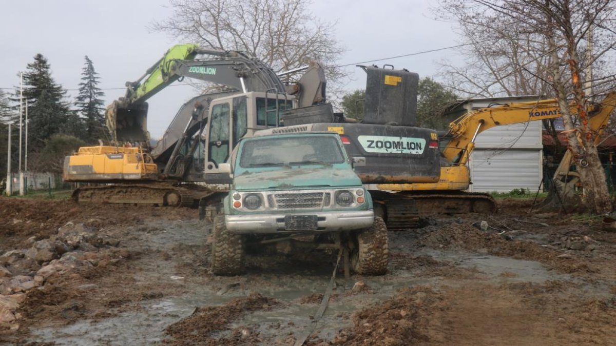 Sakarya'da fıkra gibi olay: Kurtarmaya gelen arazi aracı ve 3 kepçe 6 günde kurtarıldı