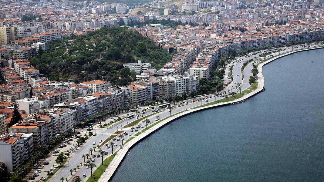 İzmir için korkutan uyarı: Binaların 1975 deprem yönetmeliğine göre inşa edildi! Binaların yarısı 50 yaşında, üçte biri kaçak