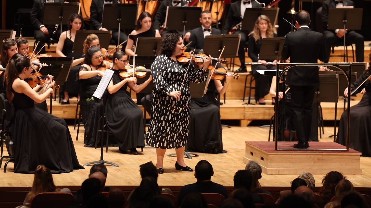 İzmir Oda Orkestrası, dünyaca ünlü keman sanatçısı Küden ile aynı sahnede