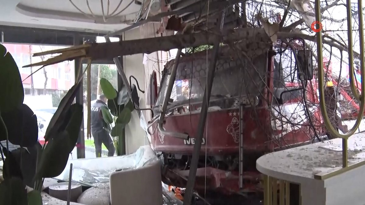 Freni boşalan vinç dehşet saçtı! Önce otomobili sürükledi, sonra diş polikliniğine daldı: Ortalık savaş alanına döndü