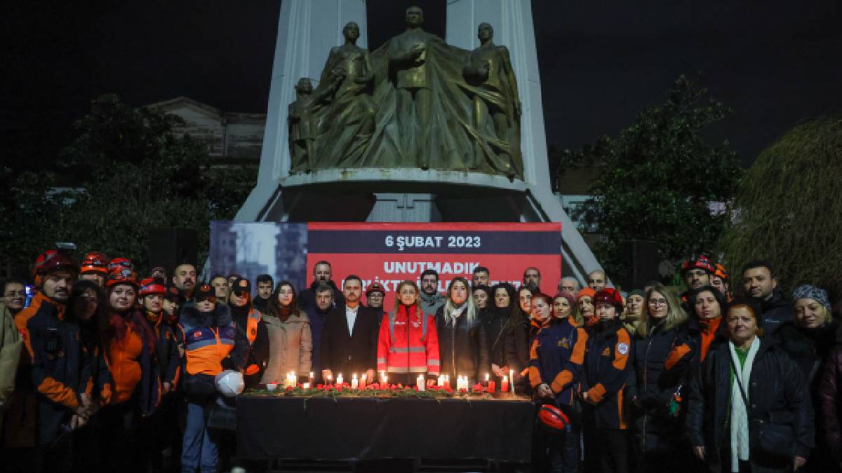 Bakırköy’de saat 04.17’de Sessiz Anma: 6 Şubat depremlerinde hayatını kaybedenler unutulmadı