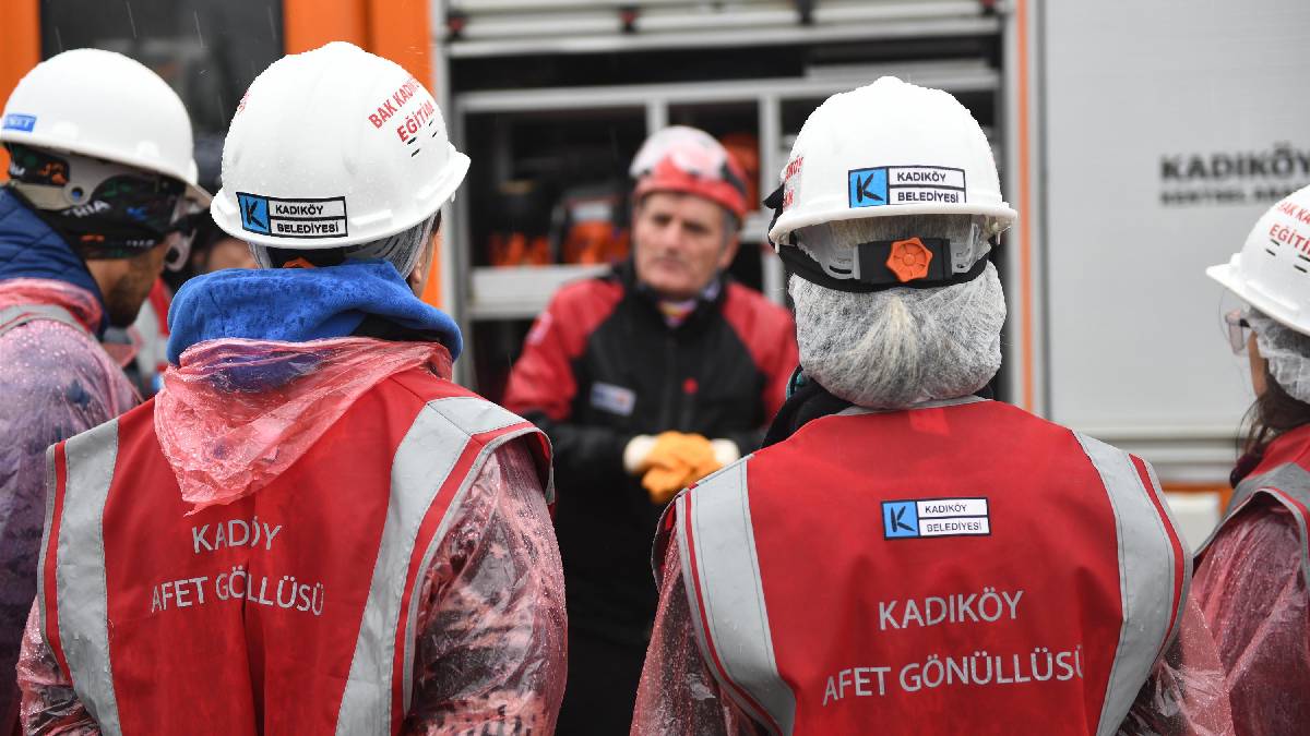 6 Şubat’tan mahallelere uzanan dayanışma: BAK Kadıköy tarafından verilen eğitimlere katılan halk afet gönüllüsü oldu