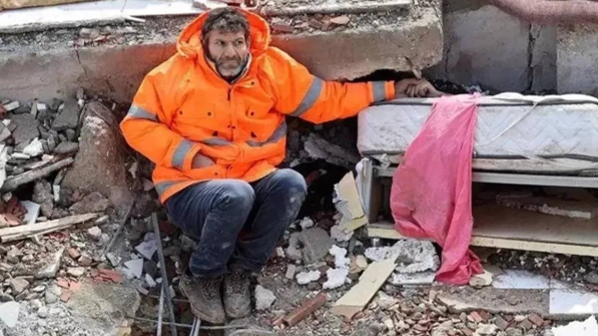 6 Şubat'ın unutulmayan karesi, enkazda kızının elini bırakmayan baba konuştu: Bu acı hiç dinmiyor