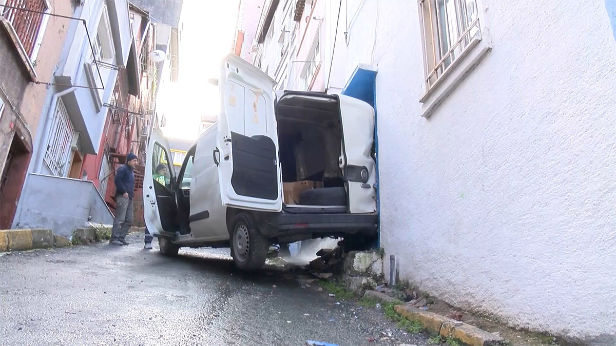 Beyoğlu'da kaza ucuz atlatıldı! Park halindeki araç bir binaya çarptı