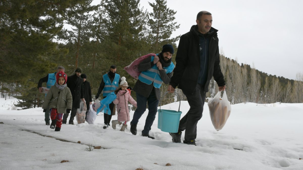 İmamlar yaban hayatı için seferber oldu: Çuvallar bu kez "can dostlar" için sırtlandı!