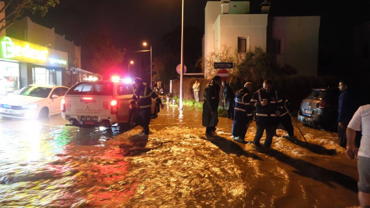 Belediye ekiplerinden şiddetli yağışlara karşı yoğun mesai