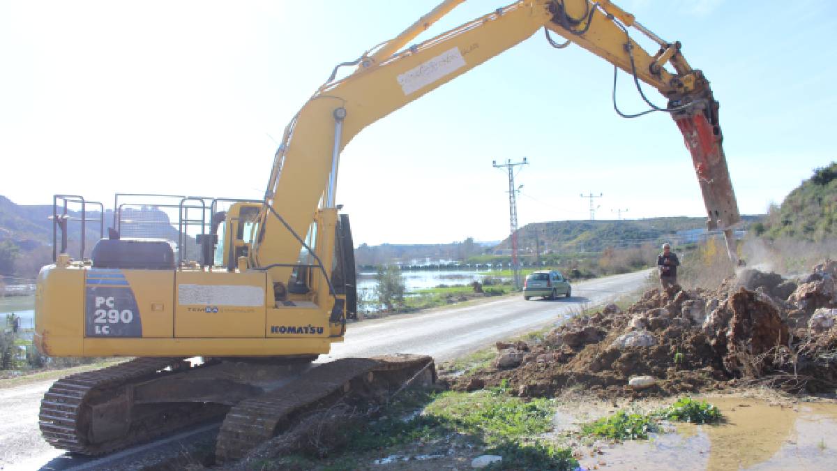 Antalya Büyükşehir Belediyesi ekiplerinden yol mesaisi