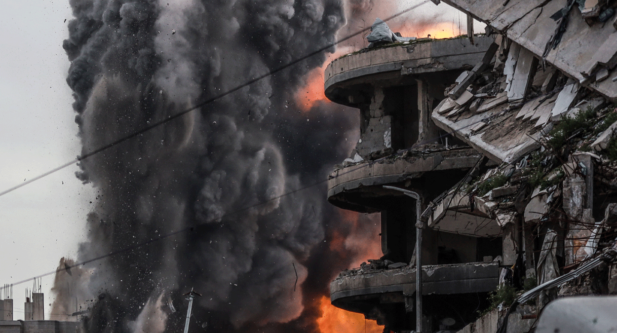 İsrail Gazze'de binayı vurdu