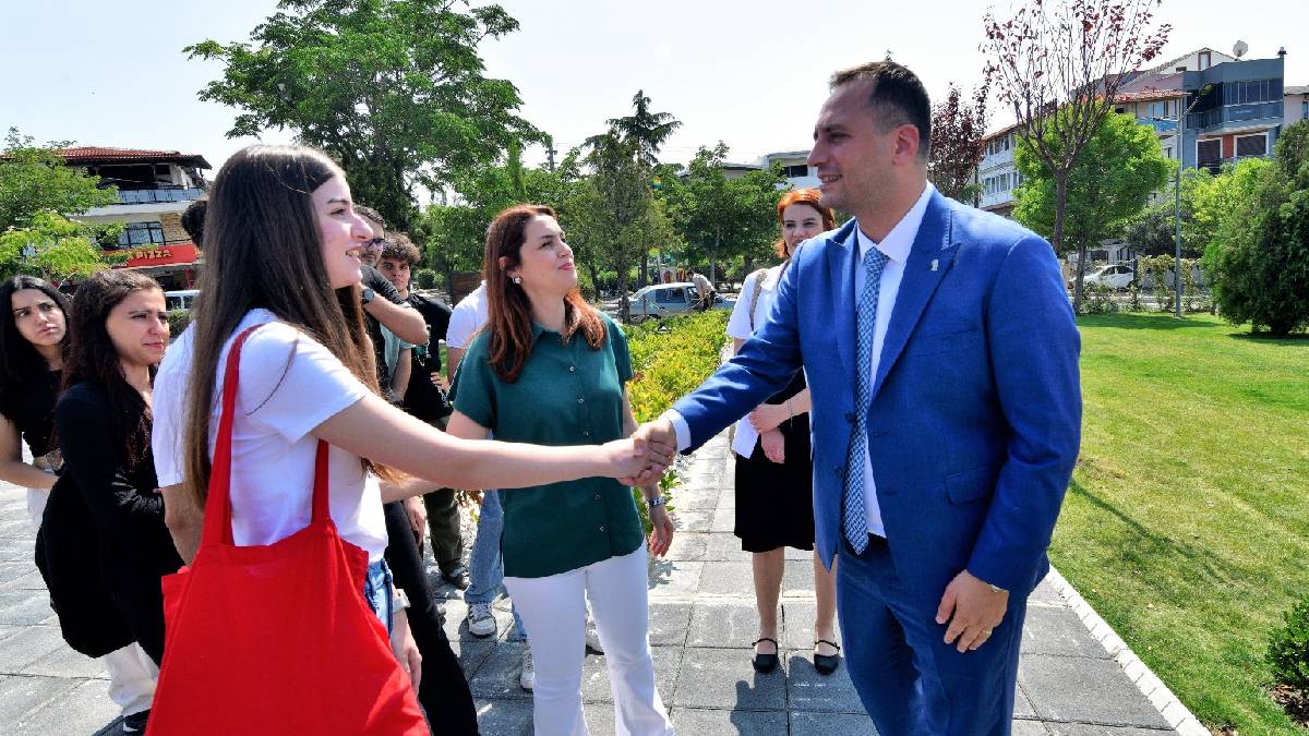 Bornova’dan gençlere altın destek: Üniversite öğrencileri için şeffaf ve güvenli burs dayanışması başlıyor