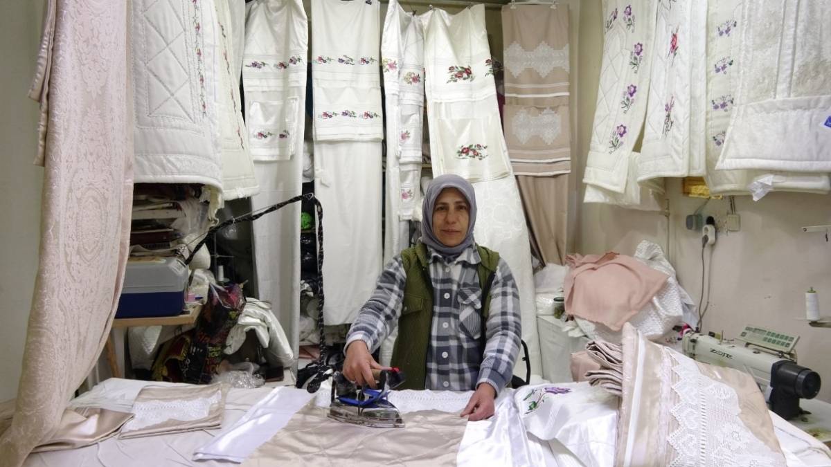 13 yaşında başladı, sabretti kendi atölyesini kurdu! Veresiye aldığı dikiş makinesiyle hayallerini gerçekleştirdi
