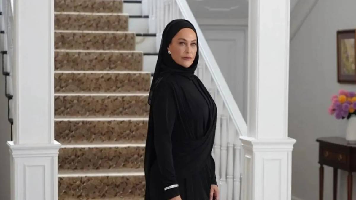Rol gereği başörtüsü takmıştı! Hülya Avşar’ın tesettür sözleri tepki çekti: ‘Günlük hayatta da bunu kullanabilirsin’