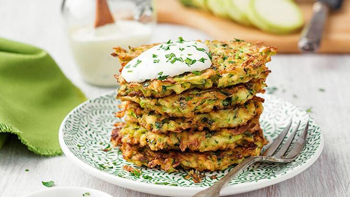 Akşama ne pişirsem diyenlere: 10 dakikada hazırlanan pratik mücver!