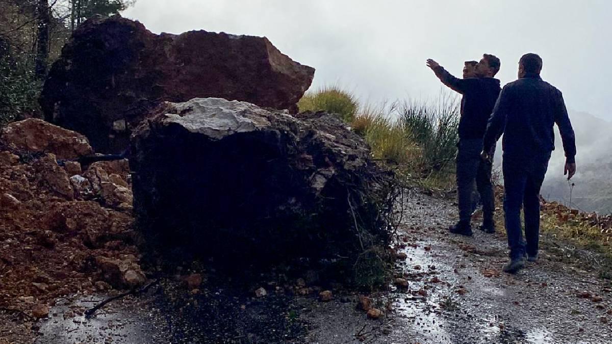 Manavgat’ta heyelanlara belediye ekiplerinden hızlı müdahale