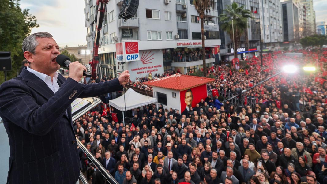 Özel'den İmamoğlu ailesine yönelik operasyonlara tepki: Eşlerle ve evlatlarla uğraşmayı bırakın