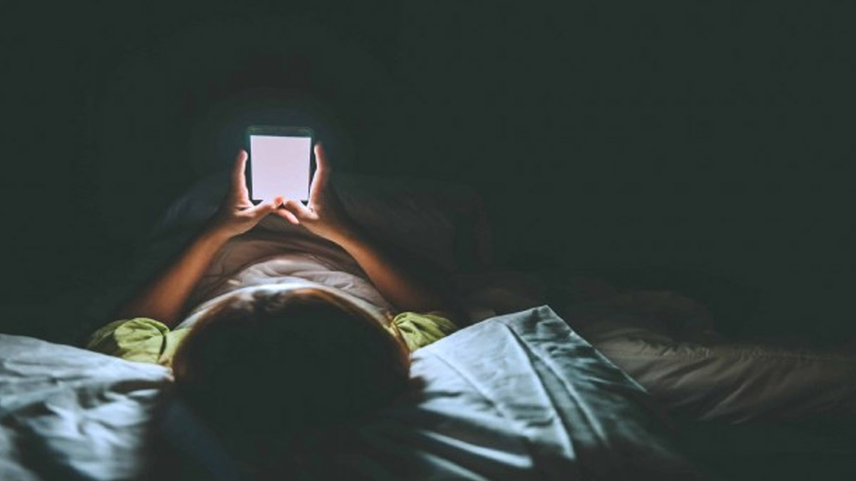 Uzman isimden uyarı: Karanlıkta telefona bakmak göz numarasını artırıyor