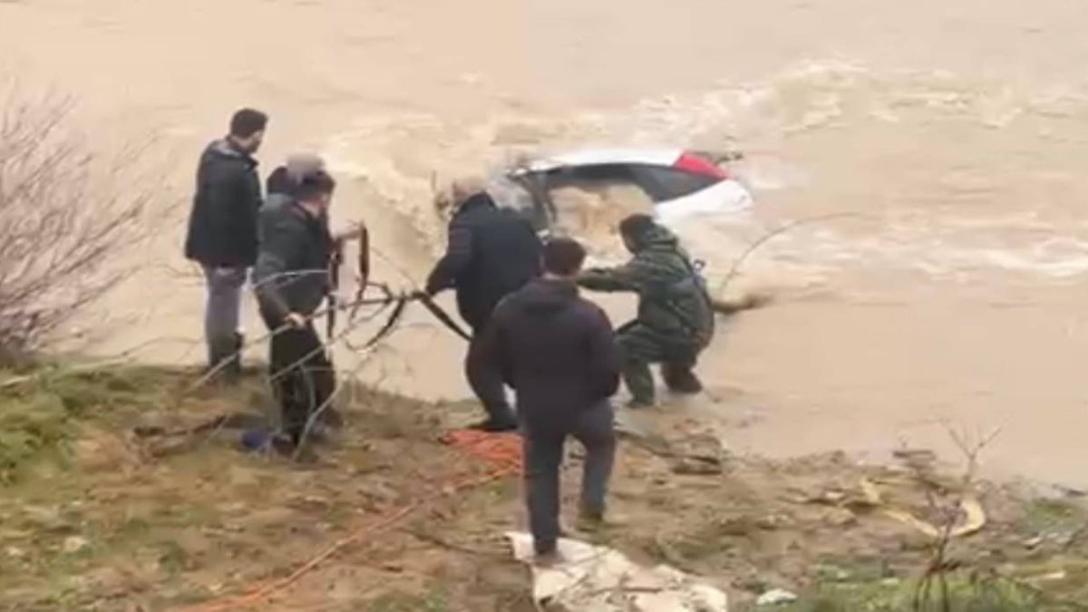 Bolu’da dereye gömülen otomobil için seferber oldular: Sürücü kurtuldu, vatandaşlar suya girdi!